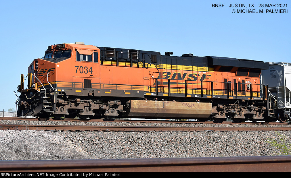 BNSF ES44C4 7034